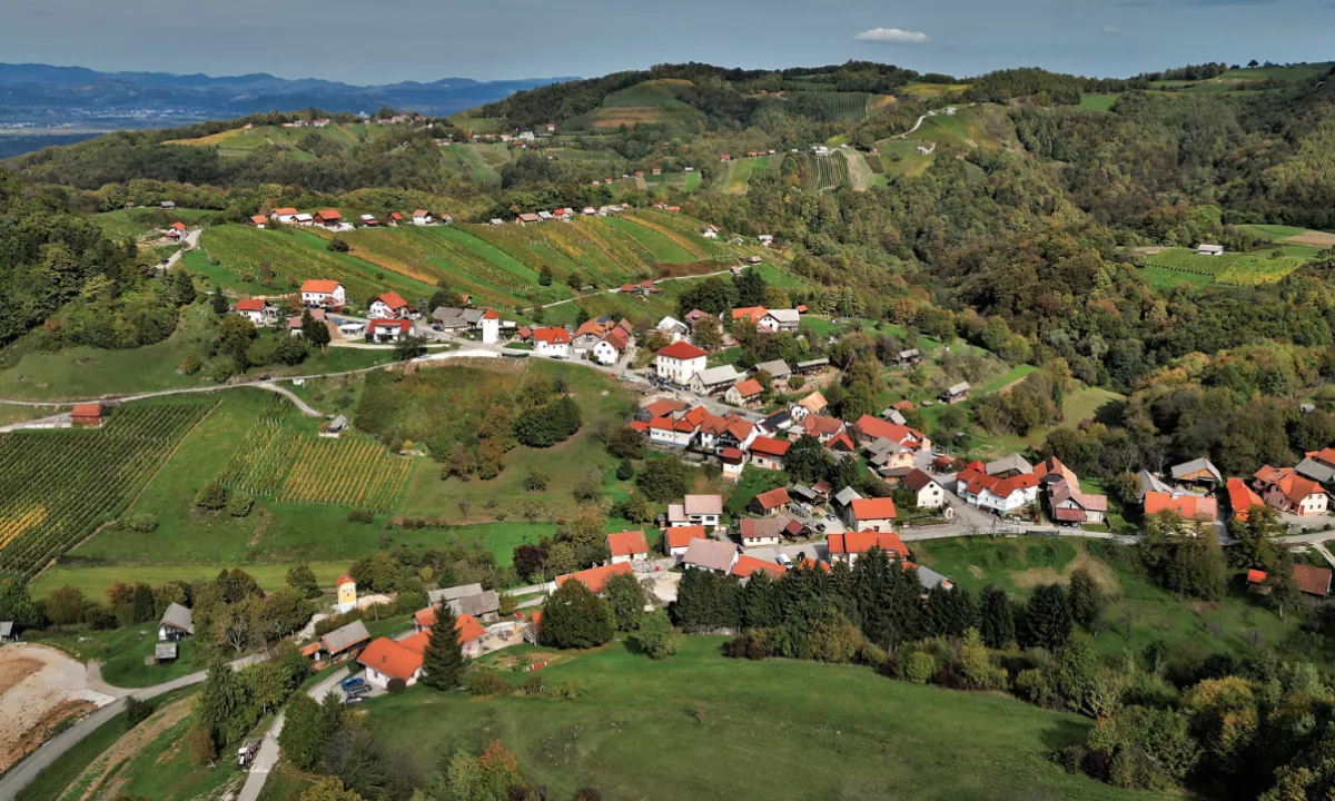 Črneča vas je živ dokaz, da medsoseska pomoč in solidarnost nista le ostanek preteklosti. Čeprav volijo različne stranke, znajo sodelovati in se dogovoriti.