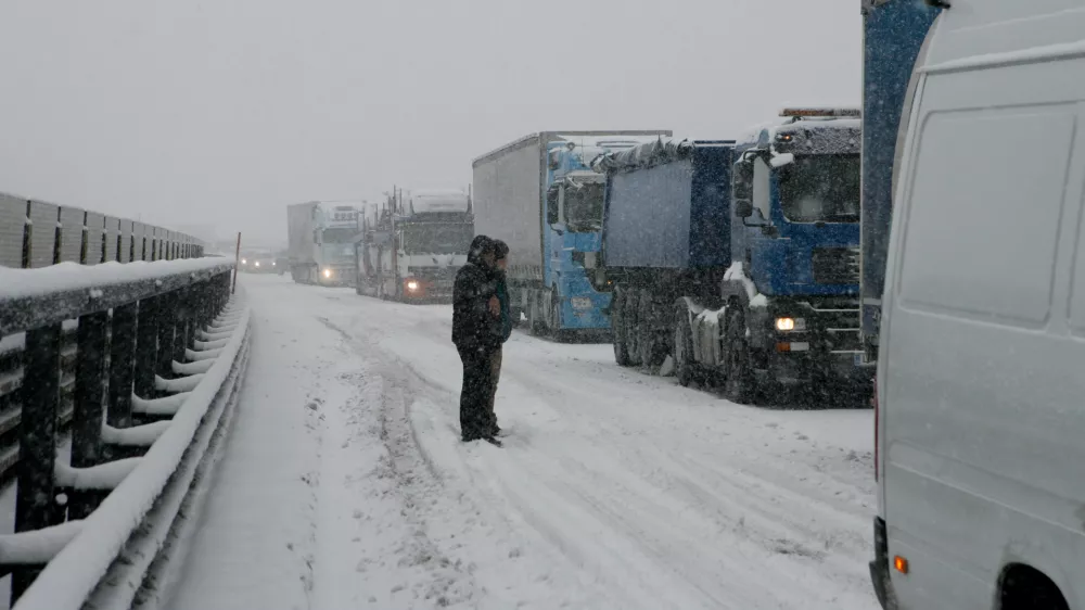 tovorna vozila - kamioni - sneženje v Sloveniji. Avtocesta Vrhnika- Logatec, zastoj zaradi obtičalih kamionov in nesplužene ceste- 30.1.2014 - zima - sneg - sneženje - prometni zastoj - oviran promet zaradi sneženja //FOTO: Bojan Velikonja