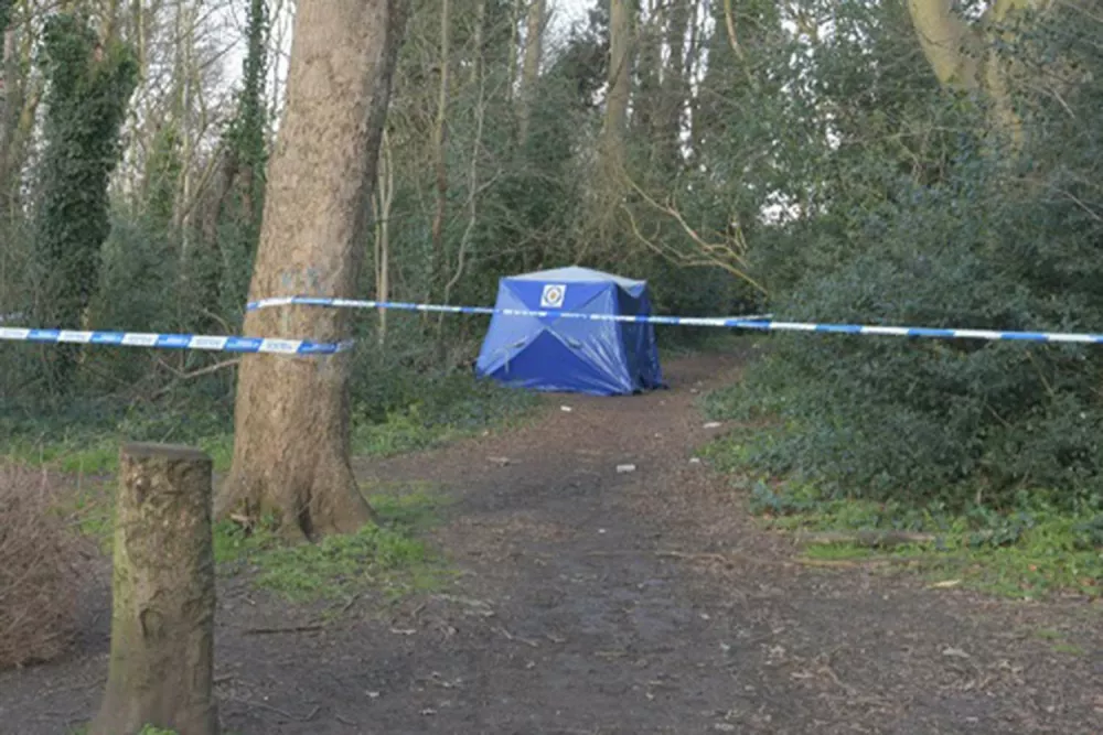 V parku v kraju Coventry v osrednji Angliji so na&scaron;li truplo v zabojniku za smeti. 