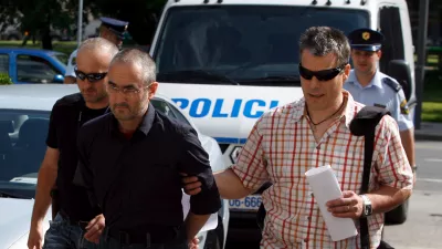 predstojnik budistične skupnosti v Sloveniji Shenpen Rinpoche pred sodiščem- policisti pripeljali ljubljanskega »budističnega vodjo«, 43-letnega Ljubljančana Shenpena Rinpocheja oziroma Ronana Chatelliera - ovadili so ga zaradi domnevnega spolnega napada na osebo, mlajšo od 15 let//FOTO: Bojan Velikonja