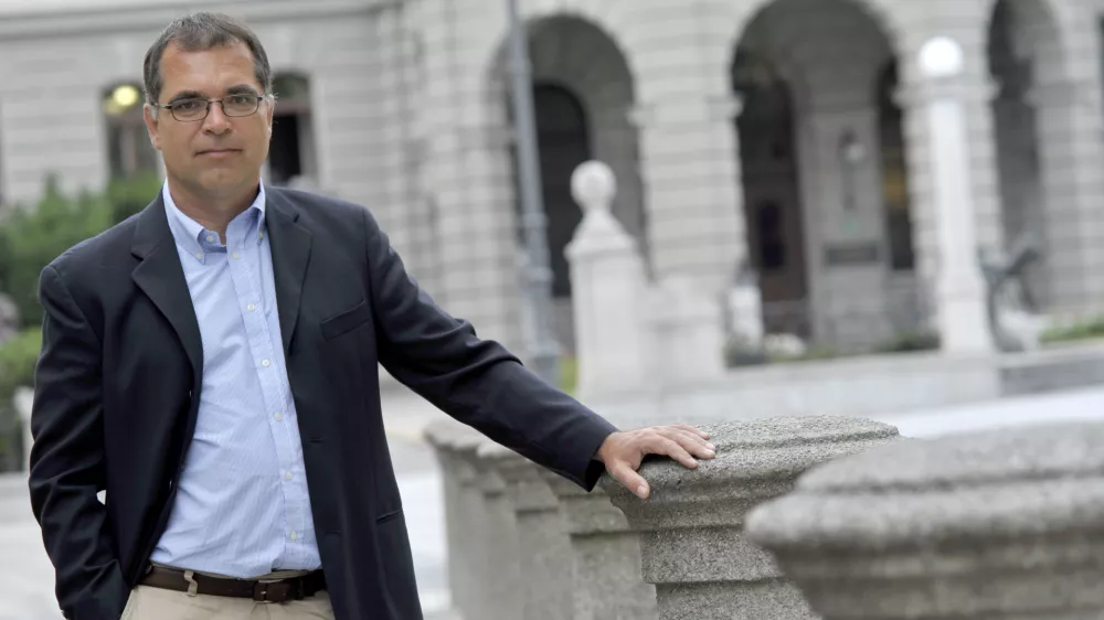 dr. Andrej Rus, doktor sociologije organizacij, izredni profesor teorije organizacij in menedžmenta in vodja raziskovalnega Centra za strate&scaron;ke in evalvacijske &scaron;tudije na FDV - Fakulteta za družbene vede, član sveta v stranki ZARES  //FOTO: Tomaž Zajel&scaron;nikOPOMBA: ZA OBJAVO V PRILOGI &ndash; DNEVNIKOV OBJEKTIV - INTERVJU 2012