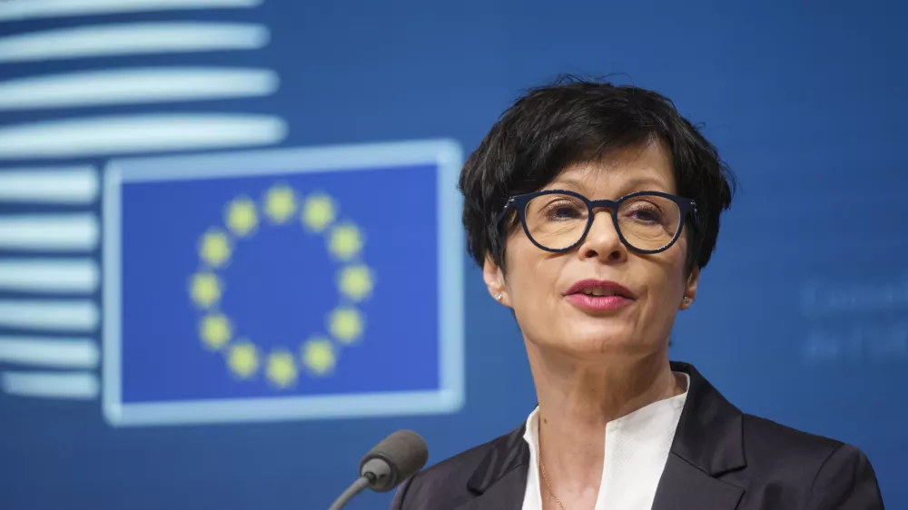 Belgija, Bruselj.Novinarska konferenca Evropske komisije, na kateri je komisarka za siritev Marta Kos spregovorila o pristopu Ukrajine k EU.Evropska komisija poudarja, da je Ukrajina izvedla 63 od 68 reform, potrebnih za pristop k EU. Ponovno so potrdili zavezanost EU k napredku na poti Ukrajine k clanstvu kljub nenehnim ugovorom nekaterih drzav clanic, kot je Madzarska.