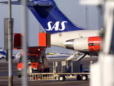 An airplane stands at the ramp of the tarmac of Landvetter Airport outside Goteborg, Sweden Tuesday March 7 2006. Thieves robbed this SAS MD-80 flight SK524 passenger plane after it had just landed from London Tuesday. The robbers left a suspicious package that police said looked like a bomb and passengers were evacuated from the international areas of the airport. (AP photo/Bjorn Larsson Rosval, Scanpix) ** SWEDEN OUT **