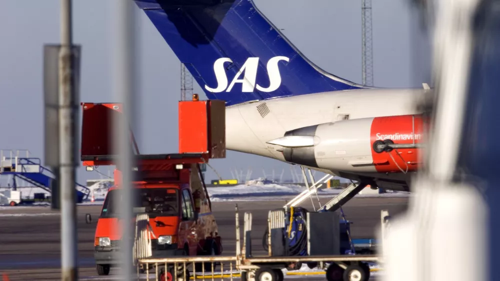 An airplane stands at the ramp of the tarmac of Landvetter Airport outside Goteborg, Sweden Tuesday March 7 2006. Thieves robbed this SAS MD-80 flight SK524 passenger plane after it had just landed from London Tuesday. The robbers left a suspicious package that police said looked like a bomb and passengers were evacuated from the international areas of the airport. (AP photo/Bjorn Larsson Rosval, Scanpix) ** SWEDEN OUT **