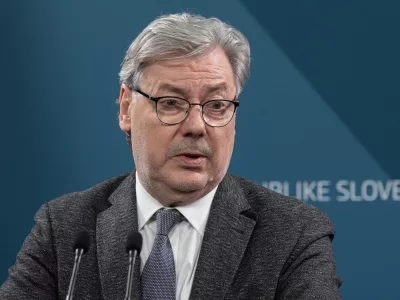 Ljubljana, vlada.Izjava po redni tedenski seji vlade.Drzavni sekretar za mednarodne zadeve ter nacionalno in mednarodno varnost v kabinetu predsednika vlade Vojko Volk.