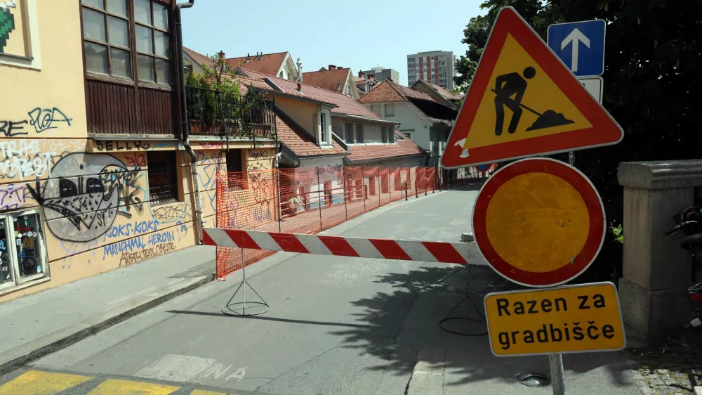 - prometni znak Delo na cesti - prepovedan promet - 27.06.2022 &ndash; Petkov&scaron;kovo nabrežje &ndash; prenova med Resljevo cesto in Rozmanovo ulico //FOTO: Tomaž Skale