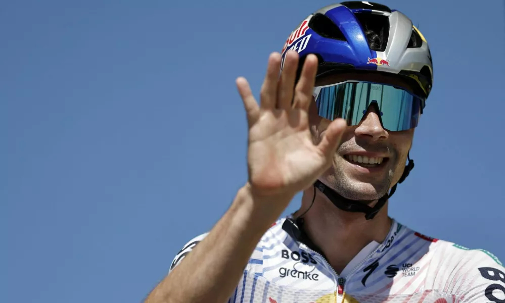 Cycling - Tour de France - Stage 7 - Saint-Malo to Mur-De-Bretagne Guerledan - Saint-Malo, France - July 11, 2025 Red Bull - BORA - Hansgrohe's Primoz Roglic waves at spectators before stage 7 REUTERS/Benoit Tessier