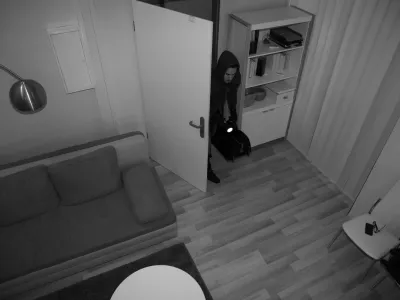 High Angle View Of A Robber Entering In Vacant House / Foto: Andreypopov