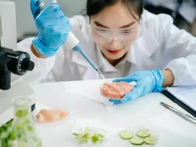 Food scientists in lab coats, testing samples, and analyzing food safety and quality in a modern laboratory environment. / Foto: Nuttapong Punna