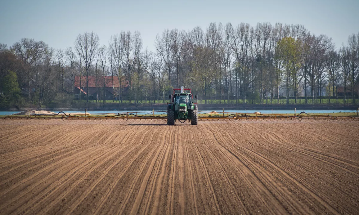 Dilema prodajalca: kaj storiti, ko je parcelacija izvedena, a vpis v zemljiško knjigo zamuja.