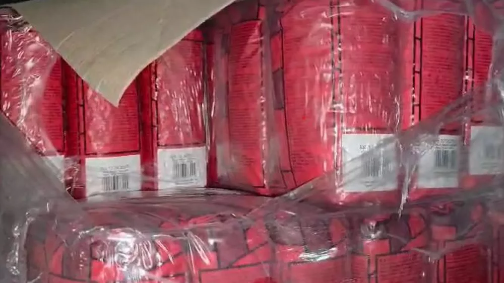 V skladi&scaron;ču v Ka&scaron;telu so odkrili 14,5 tone ukradene kave. 