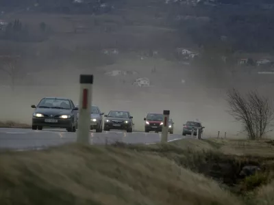 - Burja na Primorskem 2012 - Vipavska dolina - močna burja s sunki nad 140 km/s  //FOTO: Luka Cjuha