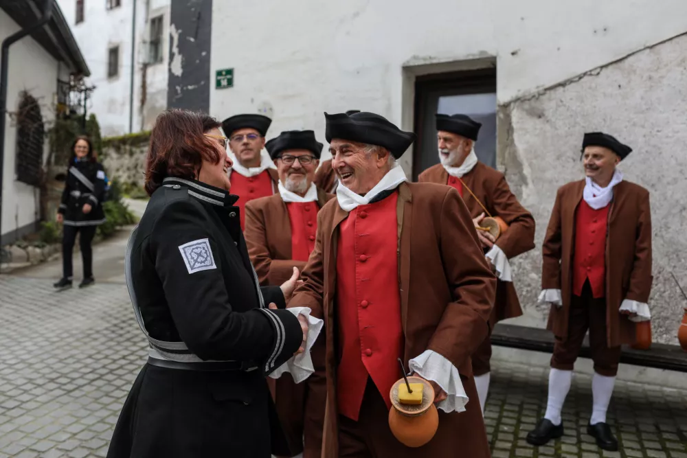 - Prostovoljci prihajajo iz novih prostorov za priprave v cerkvi Marije Brezmadežne pod &scaron;kofjelo&scaron;kim gradom.- Velikonočni prazniki, tradicija, religija, Velika noč, kr&scaron;čanstvo, vztajenje, - 15.03.2026. - Generalna vaja za &Scaron;kofjelo&scaron;ki pasijon 2026. Izvedba Pasijona prvič po enajstih letih zaradi pandemije in hudih poplav na &scaron;kofjelo&scaron;kem območju. Izvedbe naj bi potekale na 6 let. &Scaron;kofjelo&scaron;ki pasijon je od leta 2016 vpisan na UNESCOV Reprezentativni seznam nesnovne kulturne dedi&scaron;čine člove&scaron;tva.//FOTO: Bojan Velikonja / Foto: Bojan Velikonja