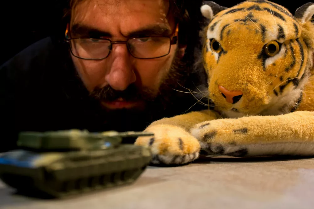 Ariel Doron: Plastic Heroes (DE)