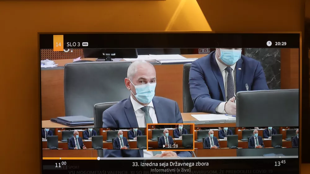 Predsednik vlade Janez Jan&scaron;a je v državnem zboru večkrat poudaril, da gre pri tokratnem paketu zakonov &scaron;ele prvi del nadaljevanke - za&scaron;čitna maska  - gledanje seje na televiziji - televizijski prenos na RTV SLO -- - 02.04.2020 - Državni zbor - 33. izredna seja DZ - obravnavali predlog zakona o interventnih ukrepih za zajezitev epidemije koronavirus COVID-19 in omilitev njenih posledic za državljane in gospodarstvo ter mandatno-volilne zadeve, FOTO: Bojan Velikonja