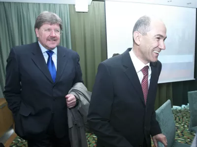 takratni republi&scaron;ki sekretar za notranje zadeve Igor Bavčar in takratni minister za obrambo in predsednik SDS Janez Jan&scaron;a&nbsp;&nbsp;- Slavnostna seja prve slovenske vlade ob 20. obletnici.-&nbsp; 20. obletnica demokratičnih sprememb, prve demokratično izvoljene slovenske vlade in Manevrske strukture narodne za&scaron;čite (MSNZ)- DEMOS - takratna demokratična opozicija Slovenije &nbsp;&nbsp;/FOTO: Jaka Adamič&nbsp;