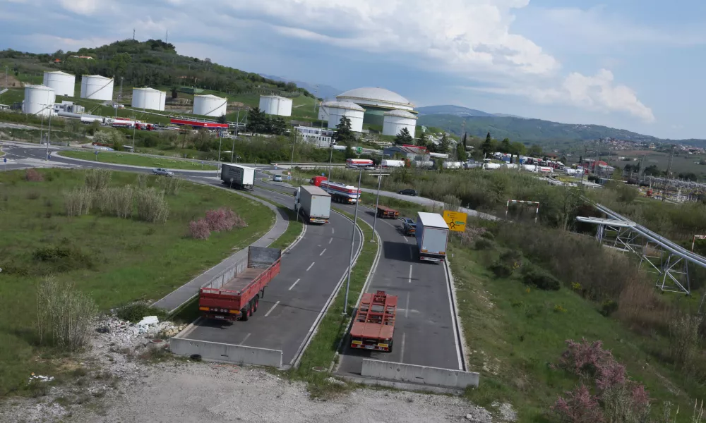 - 12.04.2017 - Koper - nova dovozna cesta za Luko Koper - skladi&scaron;če naftnih derivatov Petrol - Instalacija, skladi&scaron;čenje in pretovarjanje naftnih derivatov - - //FOTO: Tomaž Skale