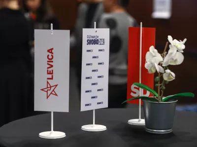 - simbolična fotografija - namizne zastavice - koalicija Gibanje svoboda, Levica, Socialni demokrati -- 27.11.2022 &ndash; Referendumi 2022 &ndash; glasovanje o treh zakonodajnih referendumih, in sicer o&nbsp;noveli Zakona o vladi, noveli Zakona o dolgotrajni oskrbi in noveli Zakona o Radioteleviziji Slovenija&nbsp;&nbsp;//FOTO: Luka Cjuha