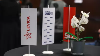 - simbolična fotografija - namizne zastavice - koalicija Gibanje svoboda, Levica, Socialni demokrati -- 27.11.2022 – Referendumi 2022 – glasovanje o treh zakonodajnih referendumih, in sicer o noveli Zakona o vladi, noveli Zakona o dolgotrajni oskrbi in noveli Zakona o Radioteleviziji Slovenija  //FOTO: Luka Cjuha