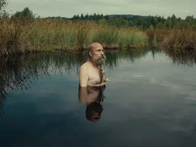 Če&scaron;ko slova&scaron;ka koprodukcija Da se ti zme&scaron;a v divjini režiserja Mira Rema je parodični dokumentarec o dveh bratih, ki živita odmaknjeno v &scaron;umavskih gozdovih. F arhiv FDF