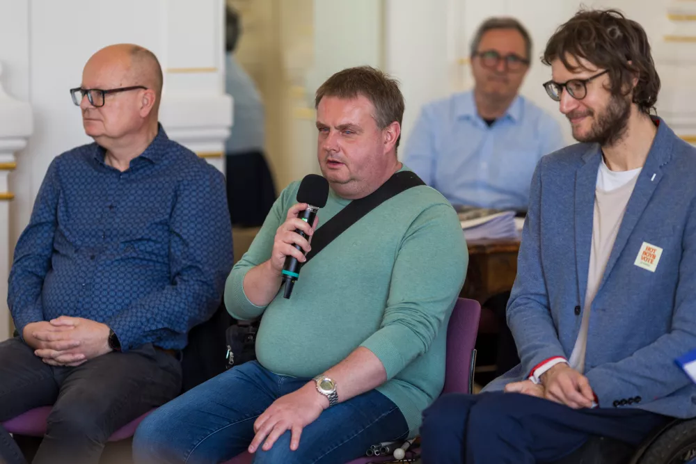 Pol milijona ljudi se vsak dan sooča z ovirami pri dostopu do osnovnih storitev