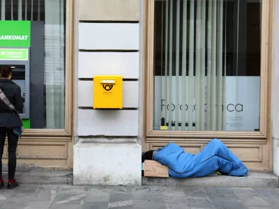 19.11.2024 - simbolična fotografija - rev&scaron;čina, bankomat, brezdomecFoto: Tomaž Skale