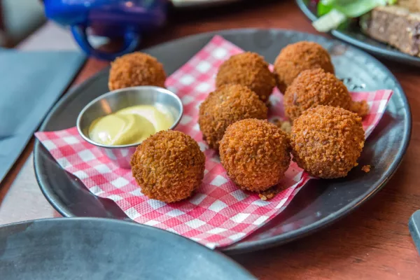 Bitterballen, a typically Dutch food croquet with mayo / Foto: Brasilnut1