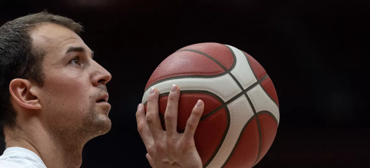 MILAN, ITALY - OCTOBER 01: Kevin Pangos, #5 of EA7 Emporio Armani Olimpia Milano, warms up prior to the start of the LBA Lega Basket Serie A Round 1 match between EA7 Emporio Armani Olimpia Milano and NutriBullet Treviso Basket at Mediolanum Forum on October 01, 2023 in Milan, Italy. (Photo by Emanuele Cremaschi/Getty Images) / Foto: Emanuele Cremaschi