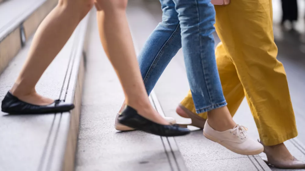 Close up of legs and shoes walking on street in the city / Foto: Naypong
