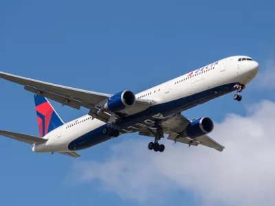 Letalo družbe Delta med pristankom v Parizu. Slika je simbolična.