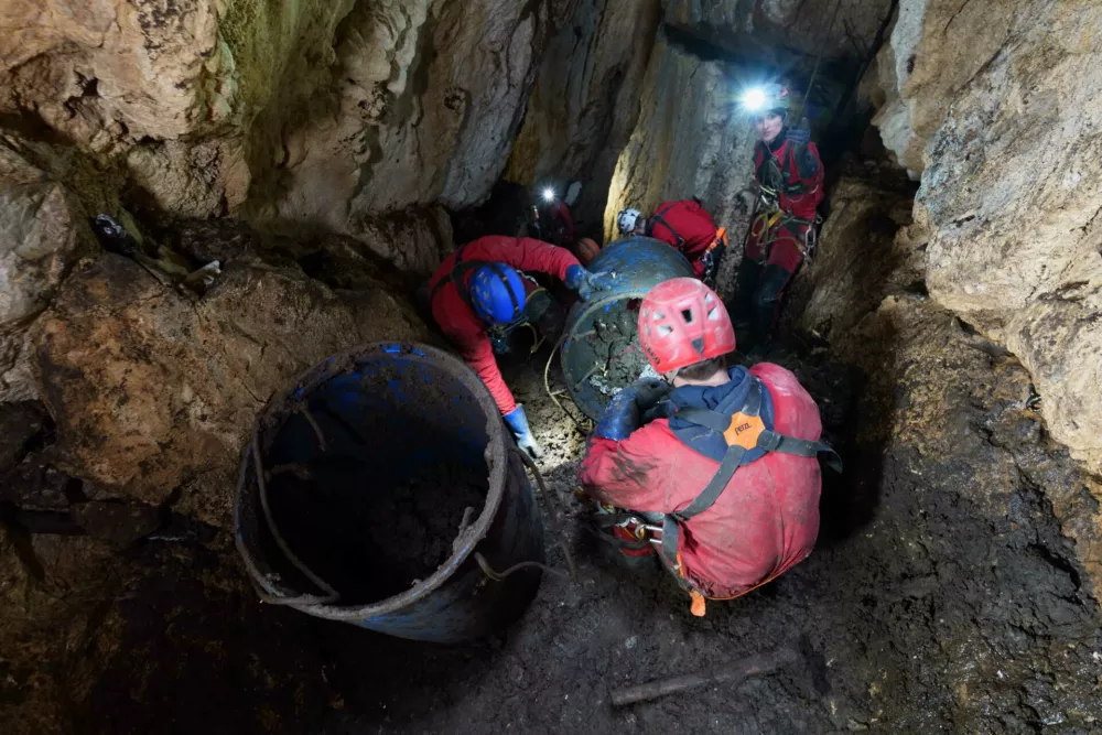 Črna člove&scaron;ka ribica: re&scaron;evanje ogroženega zaklada Bele krajine