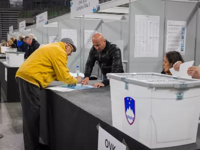Ljubljana, dvorana Stozice.Predcasno glasovanje za drzavnozborske volitve v dvorani Stozice.