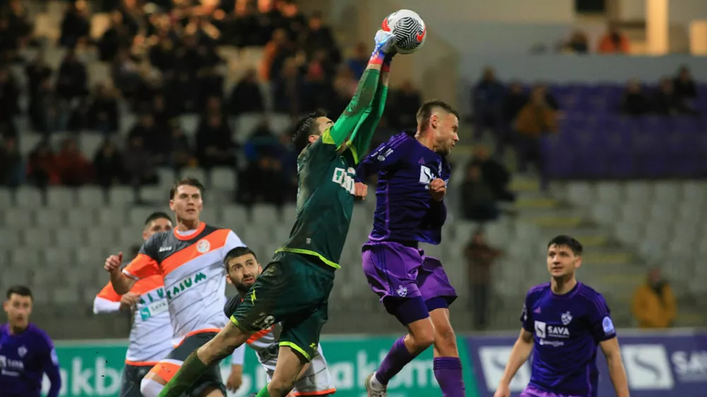 Vratar Lan Jovanovič (zeleni dres) Maribor - Ljudski vrt Nogomet - NK Maribor - Aluminij - Avtor: Andrej Petelin&scaron;ek