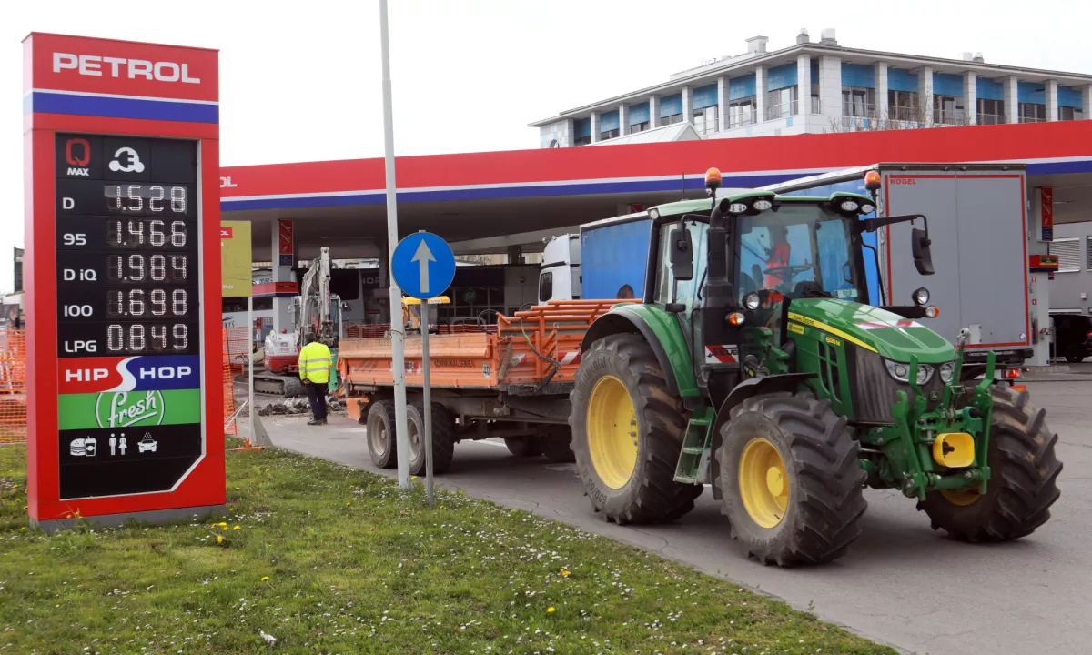 V Evropski uniji trošarine in DDV sestavljajo več kot 50 odstotkov cene goriva na črpalki.