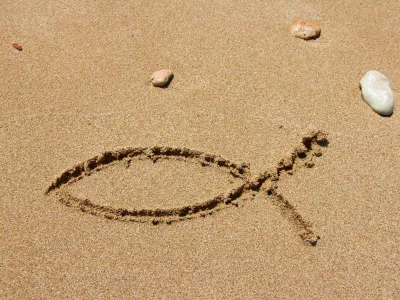 Domnevno so se prvi kristjani v Rimu prepoznali tako, da so v pesek narisali ta simbol. / Foto: Istock