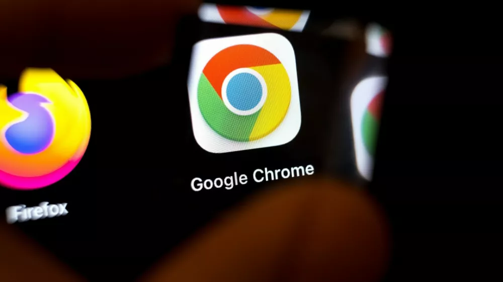 Googlov Chrome je na mnogih napravah že vnaprej določen kot prevzeti brskalnik. / Foto: Profimedia