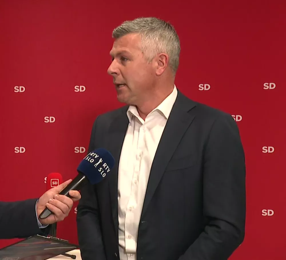 Matjaž Nemec ima domovino v srcu, ne potrebuje pa zastavice na suknjiču. Sklepamo. / Foto: Zajem Zaslona/tv Slovenija