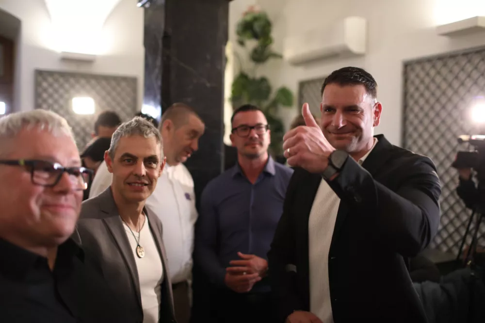 (SPREMLJAMO) Po skoraj 60 odstotkih pre&scaron;tetih glasov &scaron;e vedno v vodstvu SDS