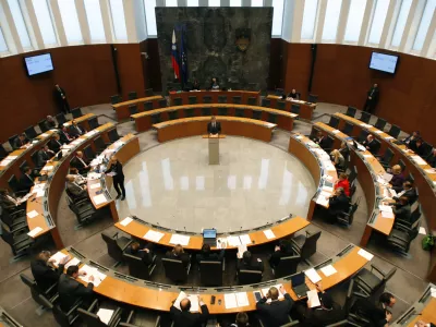 - parlament - državni zbor - poslanska dvorana -38. izredna seja DZ, na kateri so se med drugim seznanili z referendumsko odločitvijo glede zakona o RTVS ter razpravljali o pobudi koalicijskih poslancev, da referendumsko pobudo o pokojninski reformi presodi ustavno sodi&scaron;če  //FOTO: Matej Pov&scaron;e
