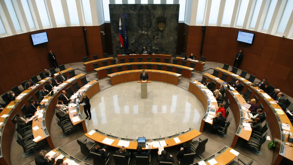 - parlament - državni zbor - poslanska dvorana -38. izredna seja DZ, na kateri so se med drugim seznanili z referendumsko odločitvijo glede zakona o RTVS ter razpravljali o pobudi koalicijskih poslancev, da referendumsko pobudo o pokojninski reformi presodi ustavno sodi&scaron;če  //FOTO: Matej Pov&scaron;e