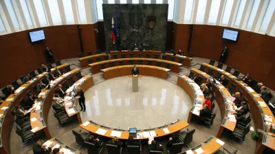 - parlament - državni zbor - poslanska dvorana -38. izredna seja DZ, na kateri so se med drugim seznanili z referendumsko odločitvijo glede zakona o RTVS ter razpravljali o pobudi koalicijskih poslancev, da referendumsko pobudo o pokojninski reformi presodi ustavno sodišče  //FOTO: Matej Povše