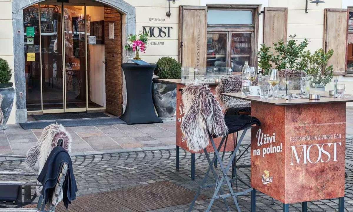 Restavracija Most ima vse značilnosti turistom prilagojenega lokala, visoke cene in generično ponudbo.