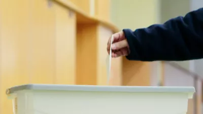 Ljubljana, Osnovna sola Toneta Cufarja. Predsedniske volitve 2012. Volisce, volilna skrinjica, oddaja glasovnice. Foto: Daniel Novakovic/STA