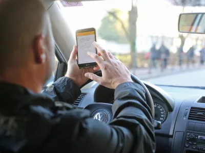 - 04.12.2019 &ndash; simbolična fotografija - telefoniranje med vožnjo &ndash; uporaba mobilnega telefona v avtu &ndash; avtomobilizem - prometni prekr&scaron;ek  //FOTO: Bojan Velikonja