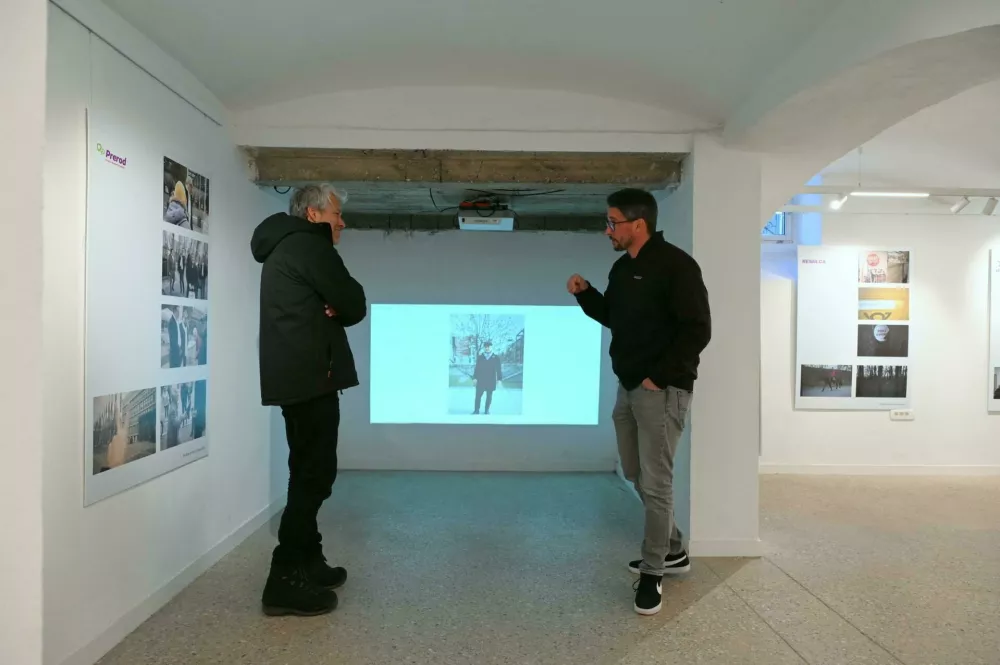 Jan&scaron;a s starej&scaron;ima oboževalkama, Logar z violončelom, Resnica na konju