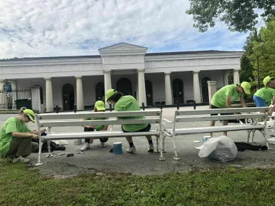 &scaron;TUDENTJE BARVAJO KLOPI V MESTU