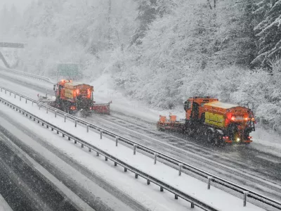 19.01.2024 - sneženje v okolici Logatca - primorska avtocesta - pluženje//FOTO: Nik Erik Neubauer