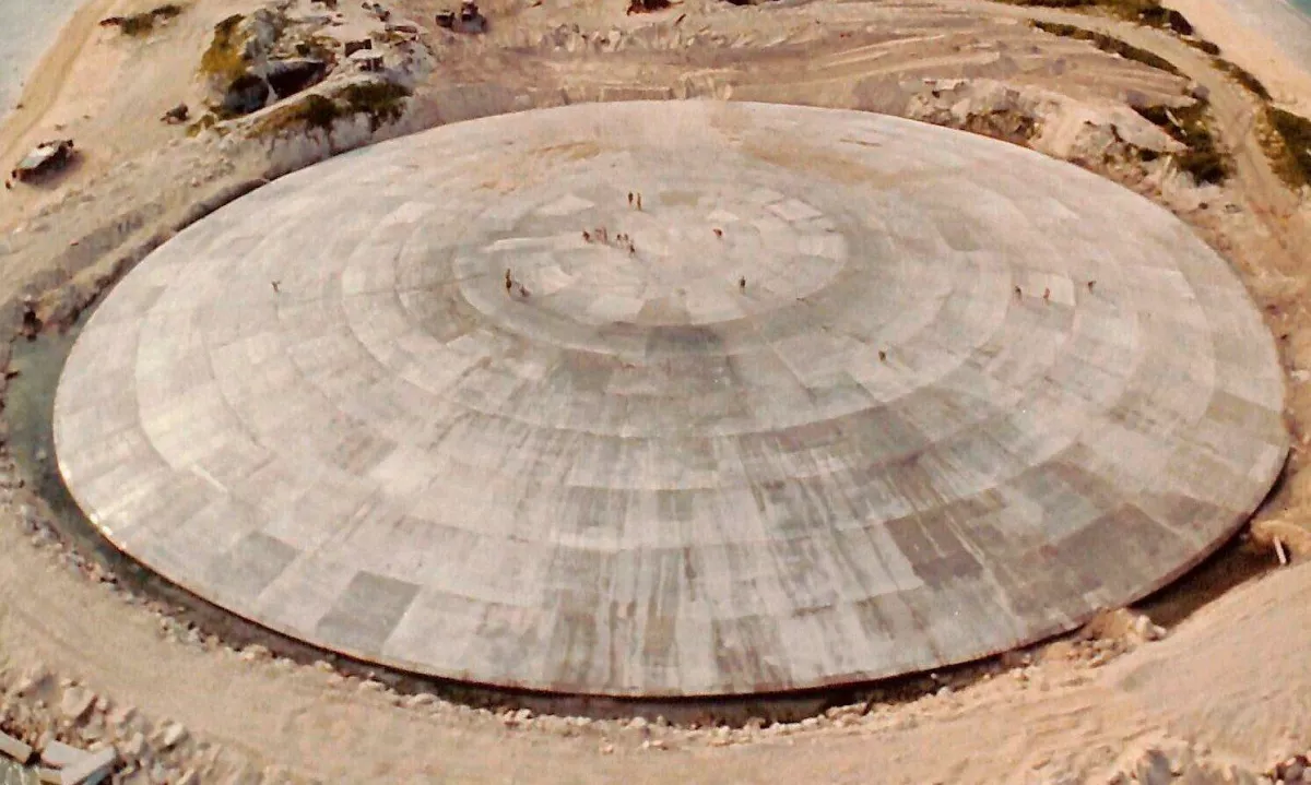 V njej je več kot 120.000 ton radioaktivnega materiala