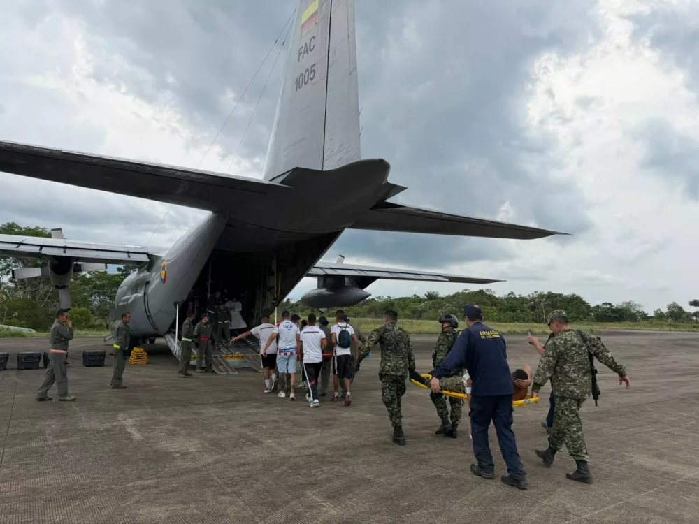In this photo distributed by Colombia's Armed Forces press office, people who were injured on a military cargo plane that crashed shortly after take off are loaded on to another military plane to evacuate them for treatment, from Puerto Leguizamo, Colombia, Monday, March 23, 2026. (Colombia's Armed Forces press office via AP)