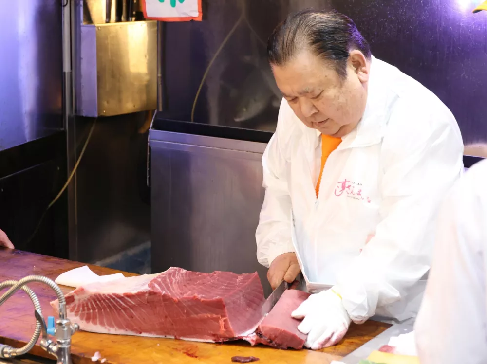 Tunov kralj se je kmalu po zmagi na dražbi že lotil priprave tuna. / Foto: Profimedia